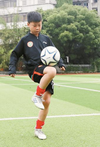 沙足国家队进校园 言传身教别开生面